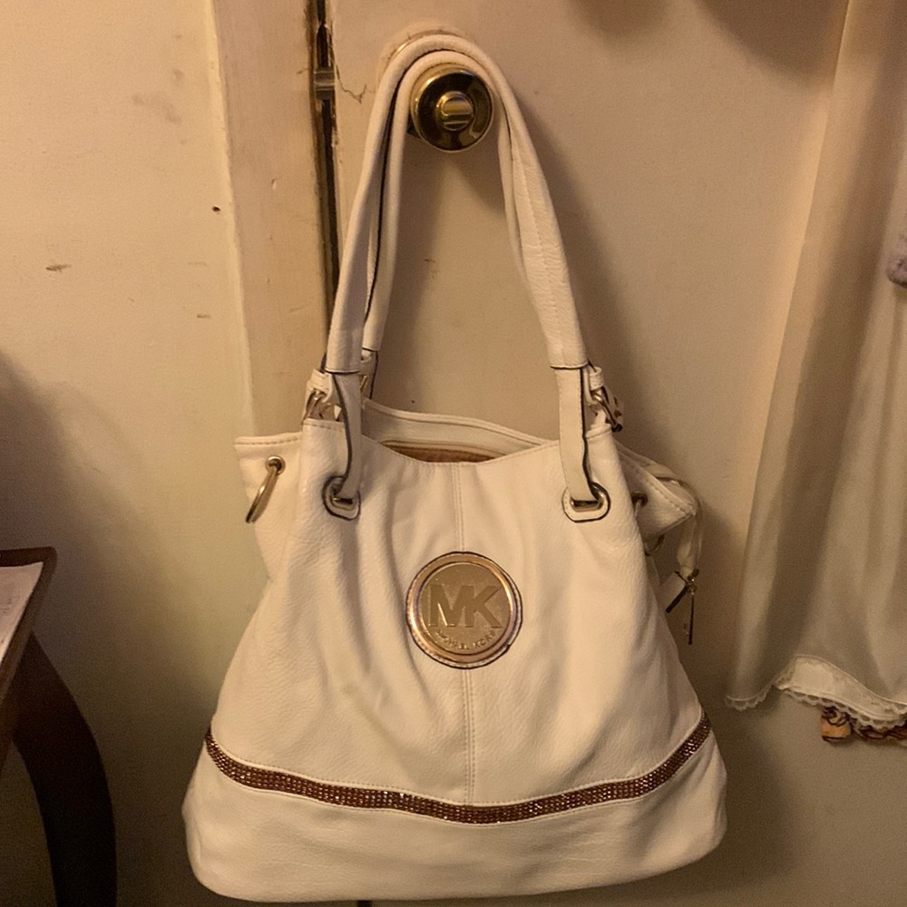 Michael Kors large bag. Used a few times. Almost new.
